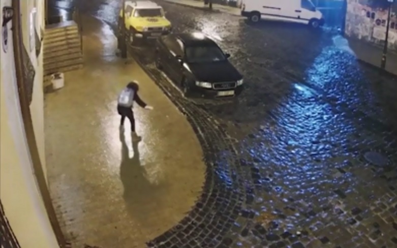 Bất ngờ về vỉa hè ở thủ đô Kiev (Ukraine) trơn trượt như băng
